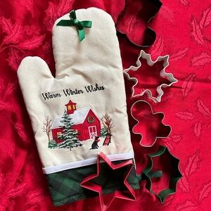 Winter Farmhouse Oven Mitt with 5 Cookie Cutters